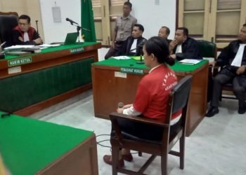 Irfan Satria Putra Lubis alias Ratu Thalisa alias Ratu Entok saat menjalani persidangan di Pengadilan Negeri Medan.