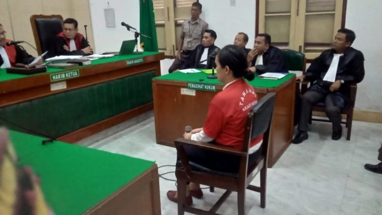 Irfan Satria Putra Lubis alias Ratu Thalisa alias Ratu Entok saat menjalani persidangan di Pengadilan Negeri Medan.