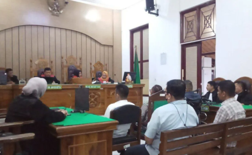 Kelima terdakwa ketika mendengarkan putusan di Pengadilan Tipikor pada Pengadilan Negeri Medan, Kamis (19/12/2024).