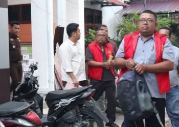 Kedua tersangka pejabat PUDAM Tirta Bina Labuhanbatu.