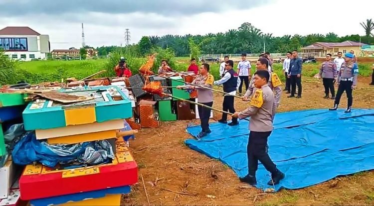 Kepolisian Daerah Sumatera Utara memusnahkan ratusan mesin judi elektronik di Medan, Senin (23/12/2024). 