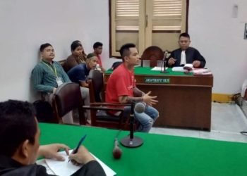 Terdakwa Arjuna Faddli Sinaga mendengarkan tuntutan JPU Septian Napitupulu di ruang sidang Cakra V, Pengadilan Negeri Medan, Rabu (18/12/2024).