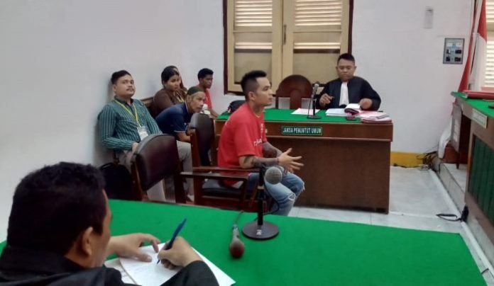 Terdakwa Arjuna Faddli Sinaga mendengarkan tuntutan JPU Septian Napitupulu di ruang sidang Cakra V, Pengadilan Negeri Medan, Rabu (18/12/2024).