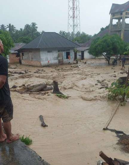Desa Kota Tua, Kecamatan Tano Tombangan Angkola, Kabupaten Tapanuli Selatan yang dihantam banjir bandang, Rabu (18/12).