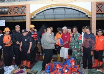 Bupati Tapsel Dolly Pasaribu saat meninjau lokasi pengungsian korban banjir di Kecamatan Tantom Angkola, Kabupaten Tapsel. (IST)