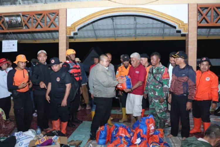 Bupati Tapsel Dolly Pasaribu saat meninjau lokasi pengungsian korban banjir di Kecamatan Tantom Angkola, Kabupaten Tapsel. (IST)