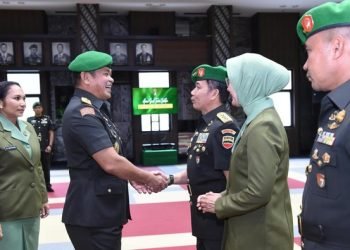 Kasad Jenderal TNI Maruli Simanjuntak memberikan selamat usai serah terima jabatan Pangdam I/Bukit Barisan.