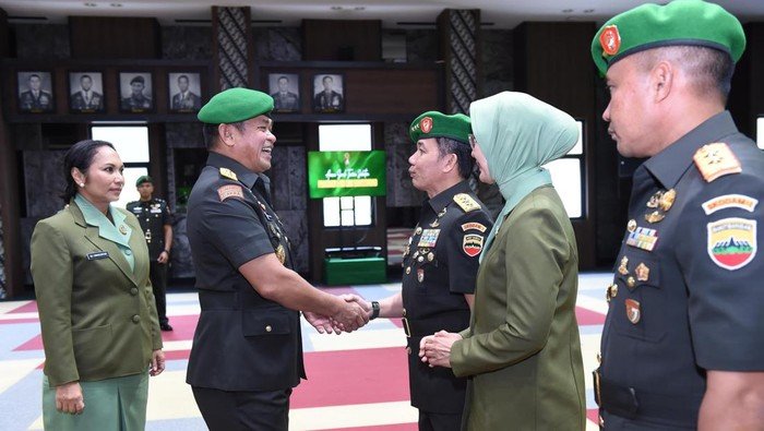 Kasad Jenderal TNI Maruli Simanjuntak memberikan selamat usai serah terima jabatan Pangdam I/Bukit Barisan.