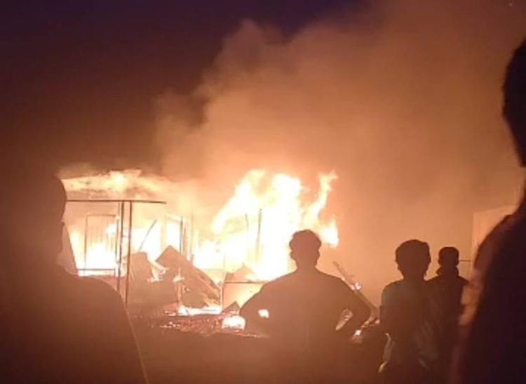 Kebakaran hanguskan 1 rumah di Laguboti, Minggu (15/12/2024).