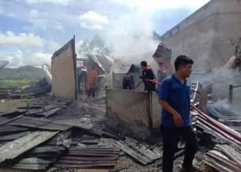 Petugas saat memadamkan api yang membakar rumah di Kecamatan Sidikangkat, Dairi.