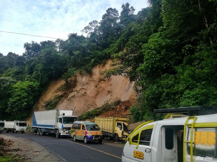 Longsor di Jalur lintas Berastagi-Medan