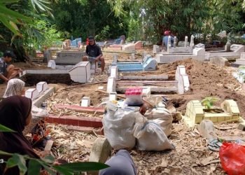 Warga bernama Supiati di Bulukumba membongkar makam keluarganya. 