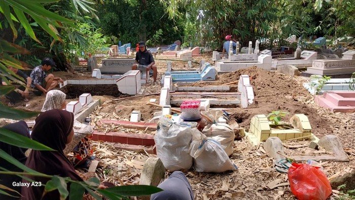 Warga bernama Supiati di Bulukumba membongkar makam keluarganya. 