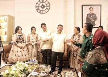Pj Gubernur Sumut Agus Fatoni bersama istri menghadiri open house perayaan Natal 2024 di kediaman rumah dinas Kapolda Sumut Irjen Pol Whisnu Hermawan Februanto.