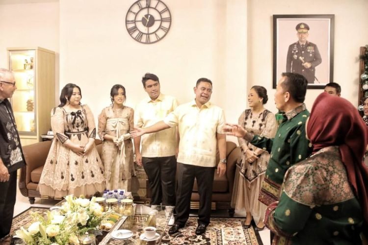 Pj Gubernur Sumut Agus Fatoni bersama istri menghadiri open house perayaan Natal 2024 di kediaman rumah dinas Kapolda Sumut Irjen Pol Whisnu Hermawan Februanto.