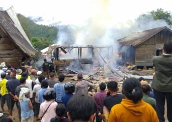 Rumah adat Batak yang terbakar.