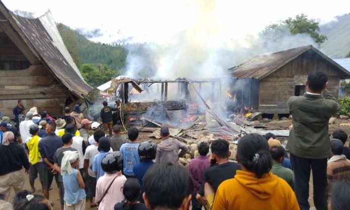 Rumah adat Batak yang terbakar.