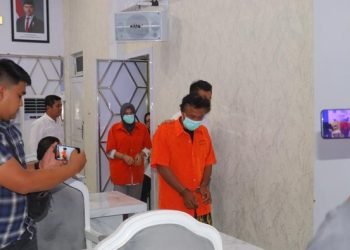 Pelaku ID dan RT saat digiring penyidik. 