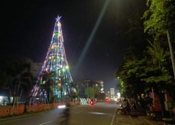 Pohon natal tertinggi se-Asia Tenggara berada di Jalan Gereja Siantar.