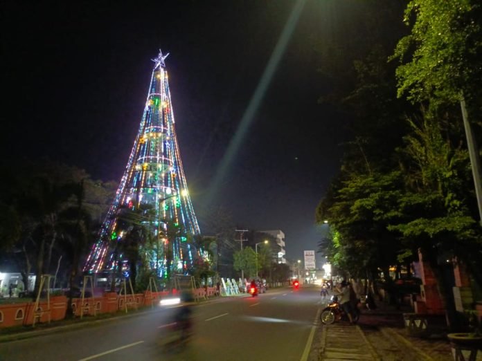 Pohon natal tertinggi se-Asia Tenggara berada di Jalan Gereja Siantar.