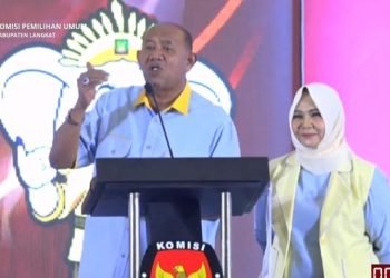 Syah Afandin dan Tiorita saat debat kedua Pilbup Langkat 2024.