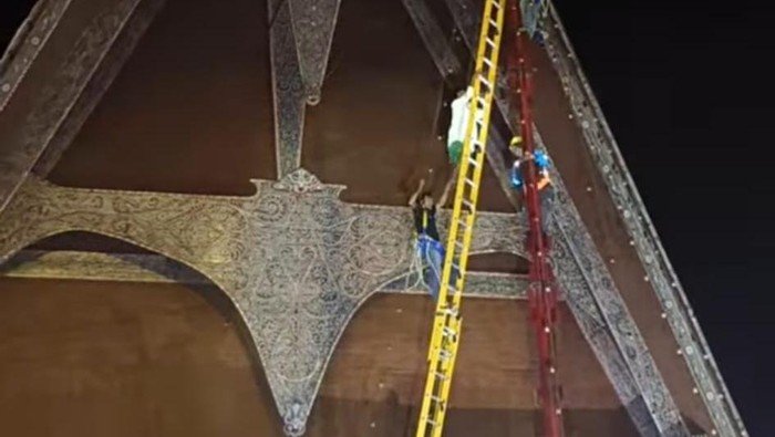 Viral pria panjat pohon natal setinggi 15 meter di Taput.