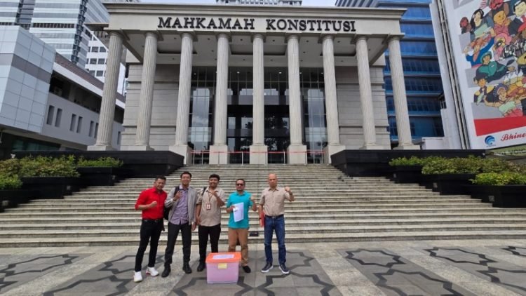 Tim Hukum Paslon Bupati/Wakili Bupati Taput Nomor Urut 1 Satika Simamora -Sarlandy Hutabarat saat mendaftar gugatan Pilkada Taput 2024 ke MK. 