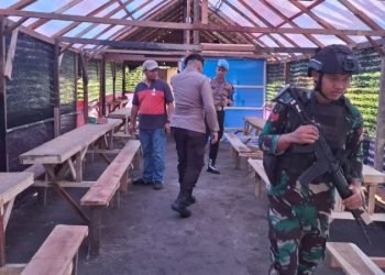 Tim gabungan TNI-Polri saat menggerebek salah satu lokasi barak narkoba di Sumut.