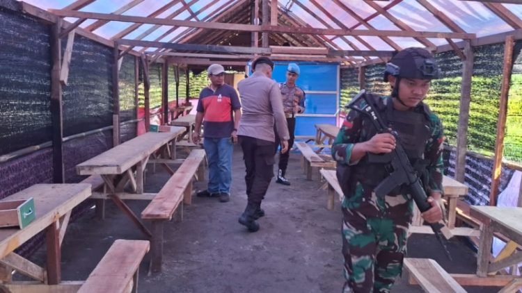 Tim gabungan TNI-Polri saat menggerebek salah satu lokasi barak narkoba di Sumut.