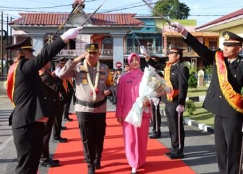 Tradisi pedang pora pisah sambut Kapolres Dairi. 