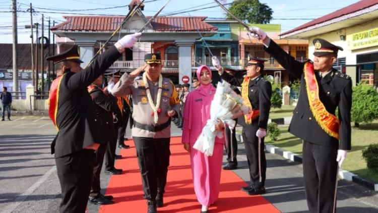 Tradisi pedang pora pisah sambut Kapolres Dairi. 