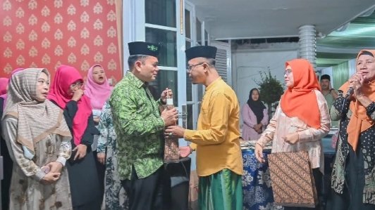 Pj.Wali Kota Padangsidimpuan H.Timur Tumanggor saat menerima cendera mata dari pengurus Muslimat NU Deliserdang. (IST)