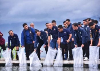 Bupati Samosir Vandiko Timotius Gultom ST bersama sejumlah Anggota DPR RI menaburkan benih ikan ke Danau Toba.(Brandoi)