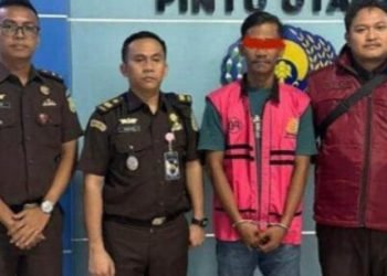 Penyidik Kejari Langkat mengapit mantan Bendahara KONI Langkat sebelum diboyong ke Rutan Tanjung Gusta, Medan. 