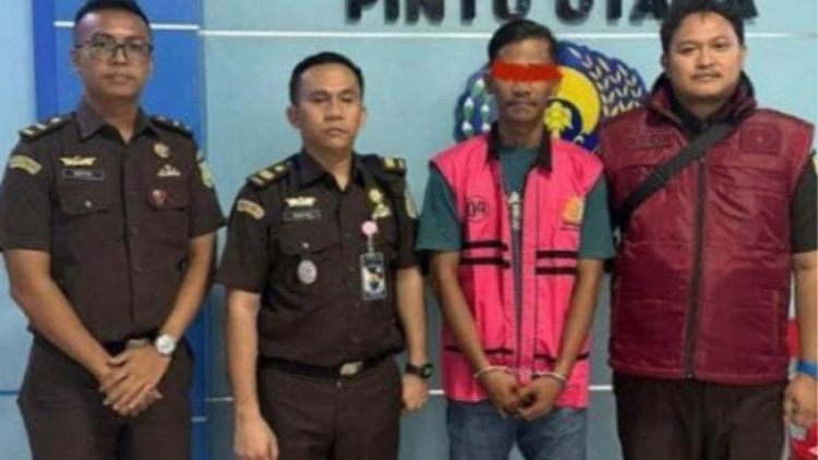 Penyidik Kejari Langkat mengapit mantan Bendahara KONI Langkat sebelum diboyong ke Rutan Tanjung Gusta, Medan. 