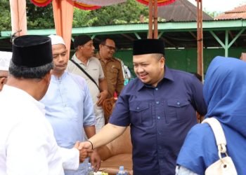 Bupati Tapsel Dolly Pasaribu saat menghadiri pengajian rutin yang digelar  BKMT di Masjid Miftahul Jannah Muara Tais I, Kecamatan Angkola Muara Tais, Selasa (14/1). (IST)