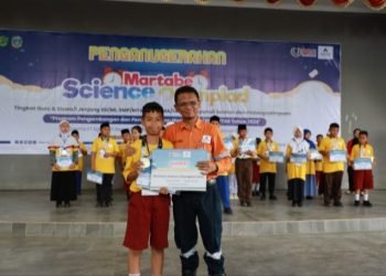 General Manager dan Deputy Director Operations  PT.AR Rahmat Lubis foto bersama dengan salah satu penerima penghargaan latar belakang peserta penerima penghargaaan peserta Martabe Science Olympiade 2024 di Dopo Daganak Batang Toru Tapsel. (IST)