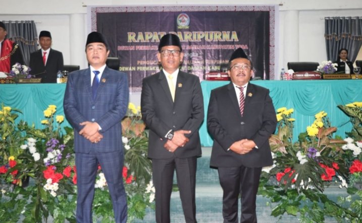 Dari kiri ke kanan, Franshendrik Tambunan Ketua DPRD, Tomson Manurung  (Tengah) Wakil Ketua Dan Hendry Tambunan Wakil Ketua. (IST)