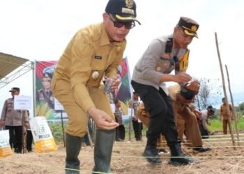 Kapolres Toba AKBP Wahyu Indrajaya Dan Bupati Toba Ir. Poltak Sitorus. (IST)