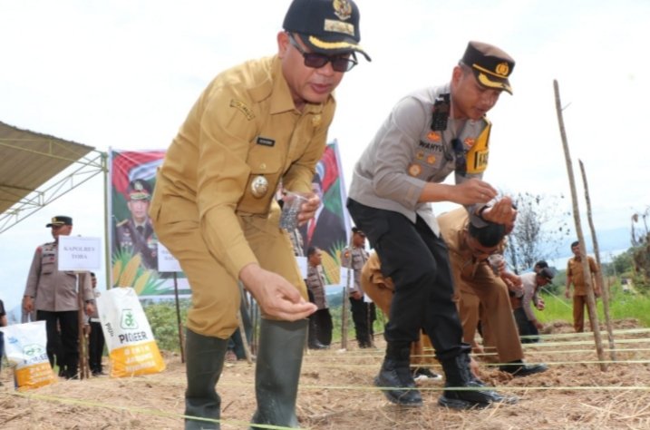 Kapolres Toba AKBP Wahyu Indrajaya Dan Bupati Toba Ir. Poltak Sitorus. (IST)