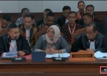 Anggota KPU Labuhanbatu, Wahyuningsih didampingi Luhut Parlinggoman Siahaan, kuasa hukum KPU Labuhanbatu.