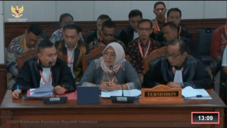 Anggota KPU Labuhanbatu, Wahyuningsih didampingi Luhut Parlinggoman Siahaan, kuasa hukum KPU Labuhanbatu.