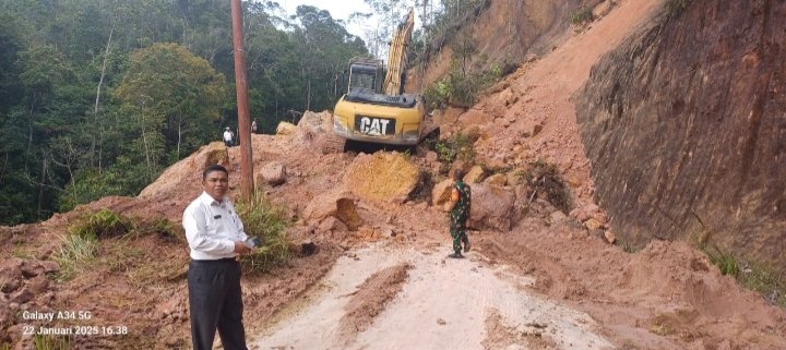 Alat Berat Pemkab Toba membersihkan longsoran bukit yang menutupi badan jalan. (IST)