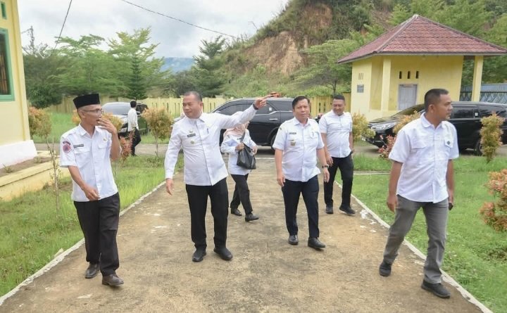 Pj.Wali Kota Padangsidimpuan Timur Tumanggor saat berkunjung ke Kantor BPBD. (IST)