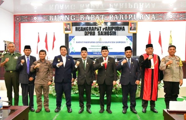 Pelantikan pimpinan DPRD Samosir. (Suriono Brandoi)