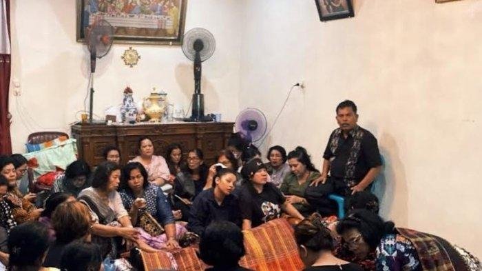 Suasana di rumah duka.
