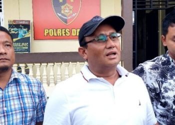 Wahyu Daniel Sagala (nomor 2 dari kanan) didampingi Abdi Simanullang (kanan) dan keluarga saat melapor di Polres Dairi, Minggu (12/1/2025).