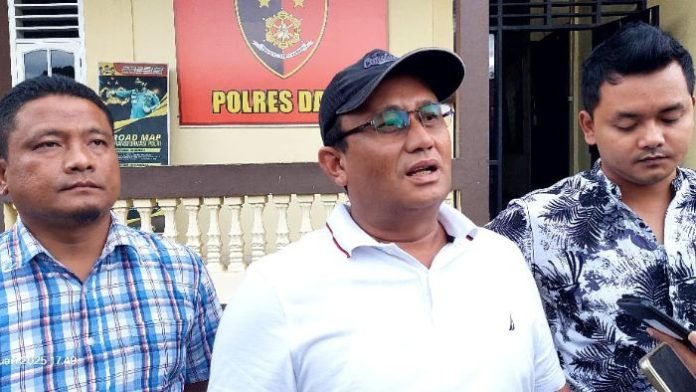 Wahyu Daniel Sagala (nomor 2 dari kanan) didampingi Abdi Simanullang (kanan) dan keluarga saat melapor di Polres Dairi, Minggu (12/1/2025).