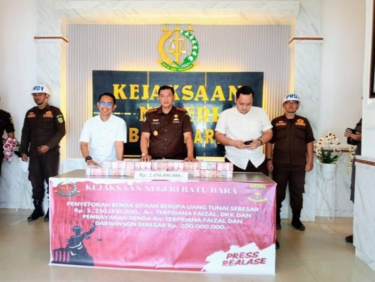 Kajari Batu Bara Diky Oktavia melakukan eksekusi barang bukti sitaan berupa uang dan denda dengan total senilai Rp2,45 miliar, Kamis (9/1/2025).