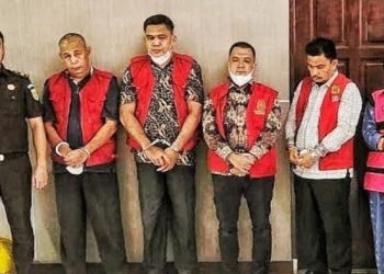 Kelima tersangka suap PPPK Langkat ditahan tim Pidsus Kejati Sumut, Senin (13/1/2025). 